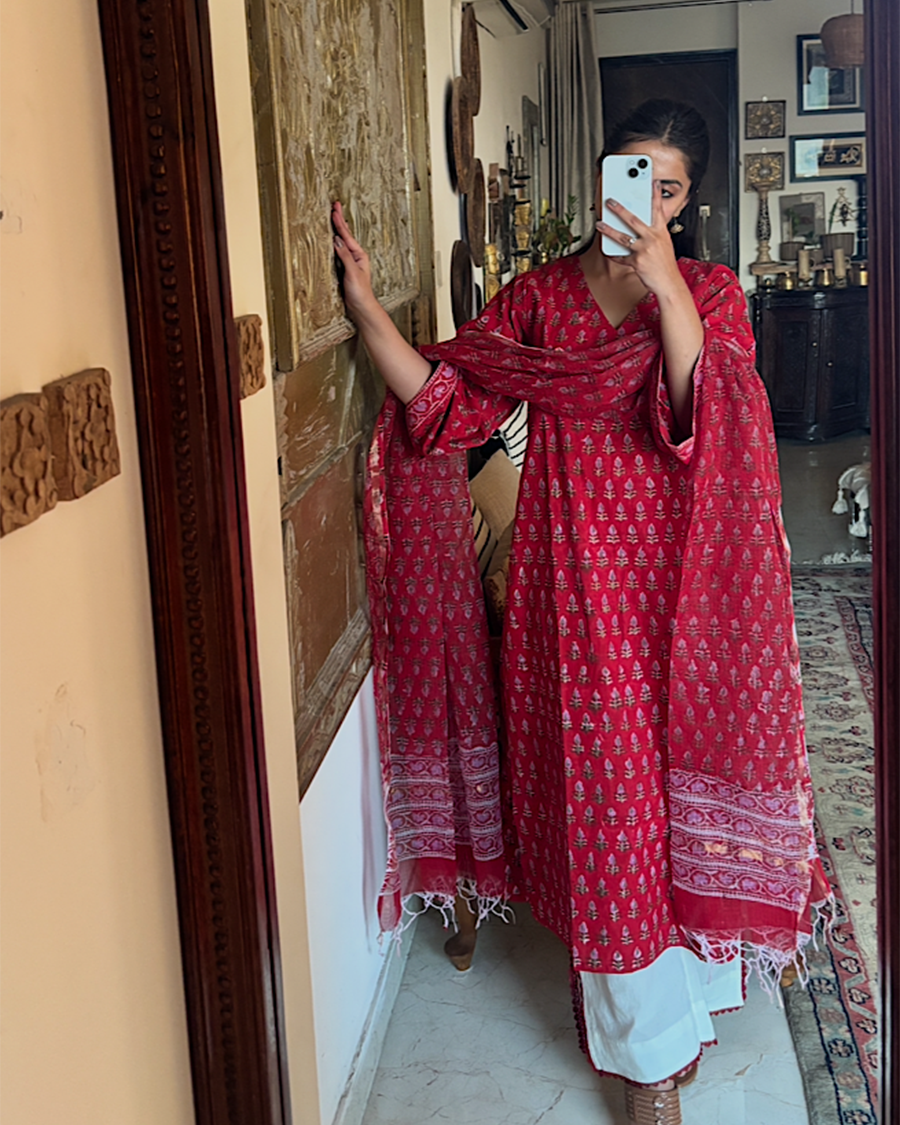 Laal Gulab Kameez Set